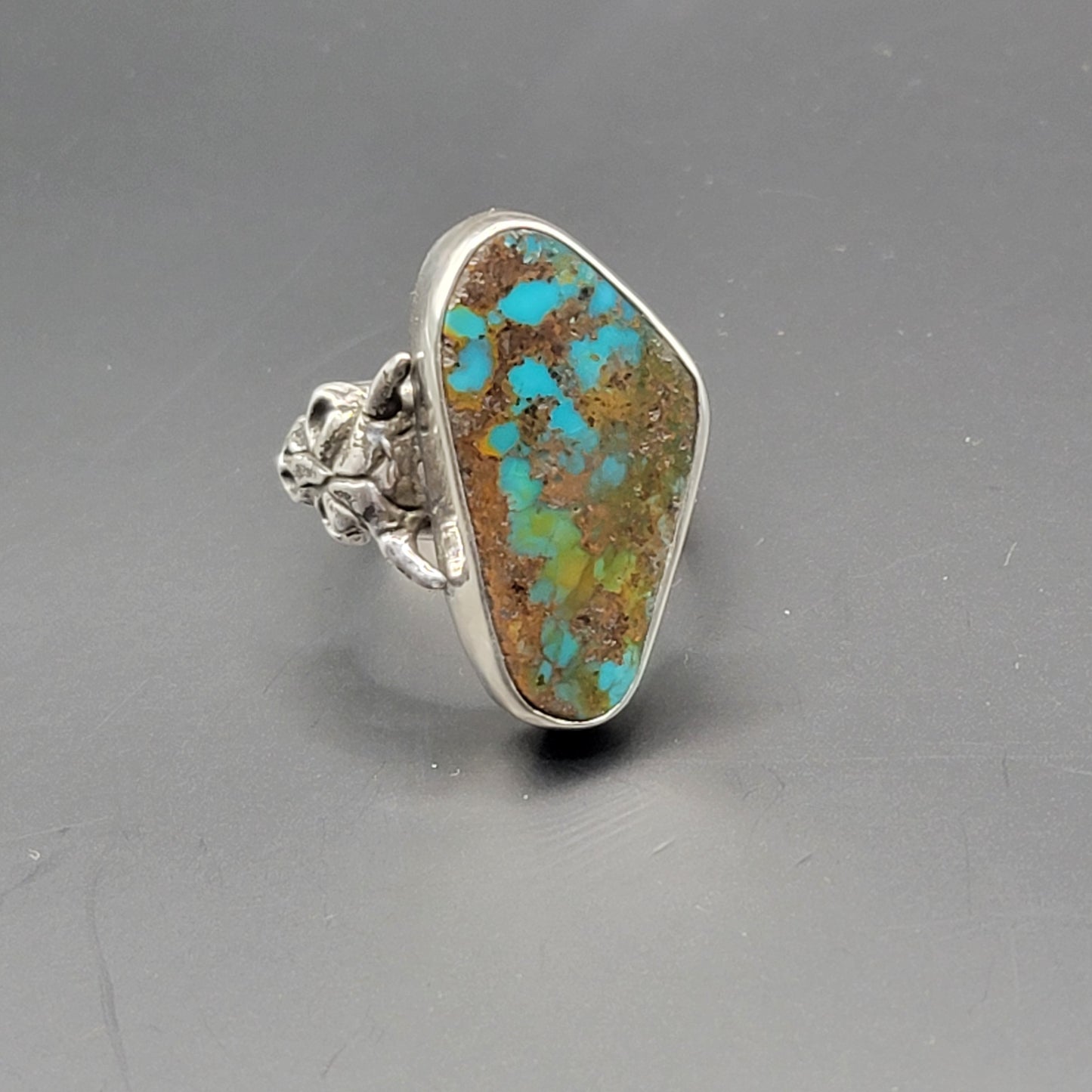 Sz. 9 Pilot Mountain Turquoise and Wide Double Stamped Band Ring sz